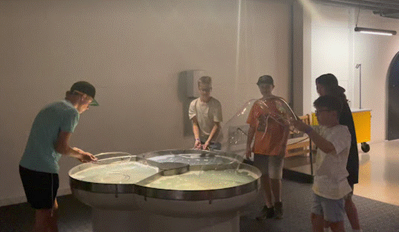 Ein Bild, das Person, drinnen, Wand, stehend enth&auml;lt.

Automatisch generierte Beschreibung