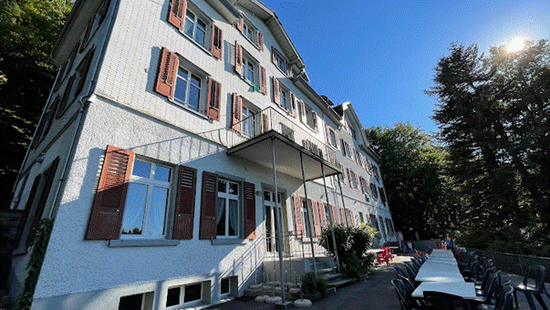 Ein Bild, das drau&szlig;en, Geb&auml;ude, Baum, Himmel enth&auml;lt.

Automatisch generierte Beschreibung