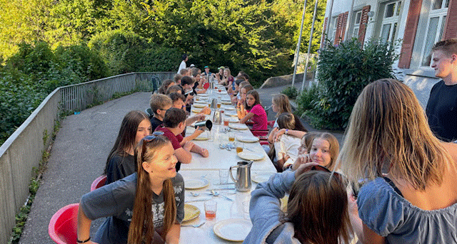 Ein Bild, das Person, Baum, drau&szlig;en, Gruppe enth&auml;lt.

Automatisch generierte Beschreibung