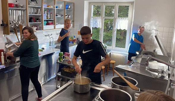 Ein Bild, das drinnen, Person, K&uuml;che, Kochen enth&auml;lt.

Automatisch generierte Beschreibung