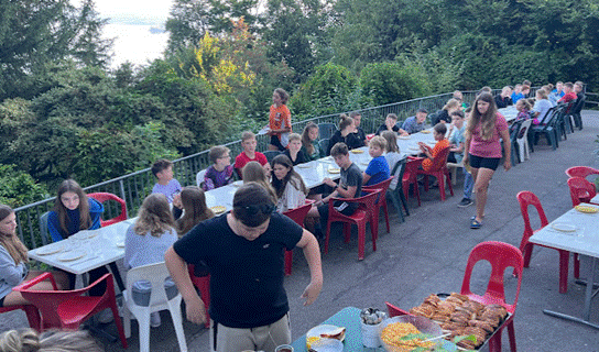 Ein Bild, das Baum, drau&szlig;en, Person, Personen enth&auml;lt.

Automatisch generierte Beschreibung