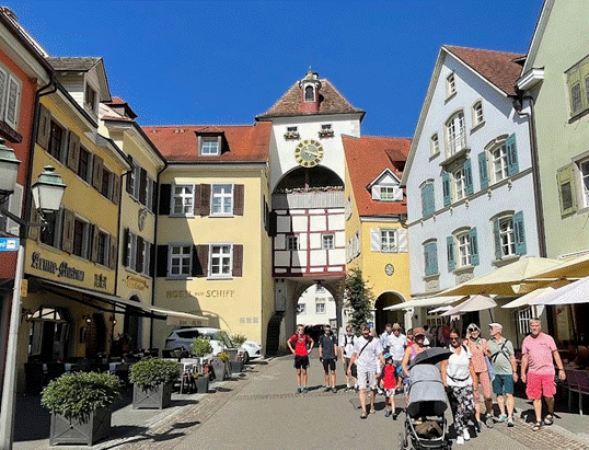 Ein Bild, das Geb&auml;ude, Himmel, drau&szlig;en, Stra&szlig;e enth&auml;lt.

Automatisch generierte Beschreibung