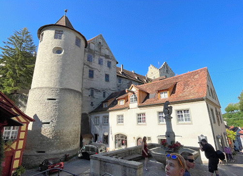 Ein Bild, das Himmel, drau&szlig;en, Geb&auml;ude enth&auml;lt.

Automatisch generierte Beschreibung