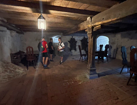 Ein Bild, das Boden, drinnen, Decke, Geb&auml;ude enth&auml;lt.

Automatisch generierte Beschreibung