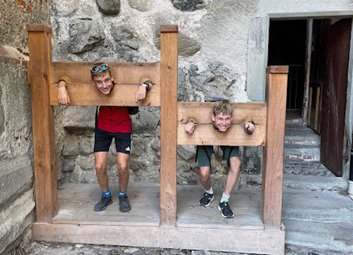 Ein Bild, das drau&szlig;en, Boden, Stein, Schritt enth&auml;lt.

Automatisch generierte Beschreibung