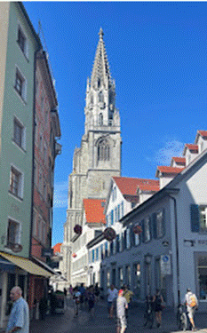 Ein Bild, das Text, Geb&auml;ude, drau&szlig;en, Stra&szlig;e enth&auml;lt.

Automatisch generierte Beschreibung