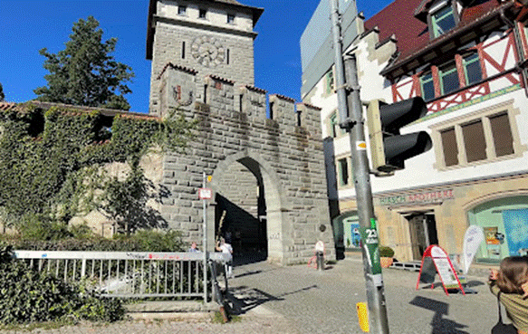 Ein Bild, das drau&szlig;en, Geb&auml;ude enth&auml;lt.

Automatisch generierte Beschreibung