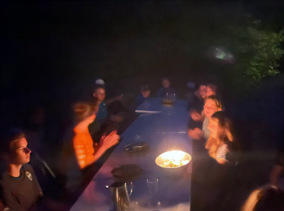 Ein Bild, das Person, Menge enth&auml;lt.

Automatisch generierte Beschreibung