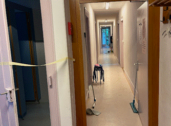 Ein Bild, das Boden, drinnen, Wand, T&uuml;r enth&auml;lt.

Automatisch generierte Beschreibung