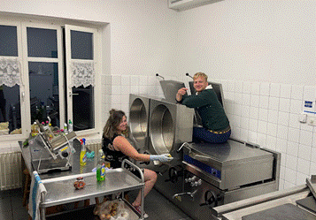 Ein Bild, das drinnen, Wand, Person enth&auml;lt.

Automatisch generierte Beschreibung