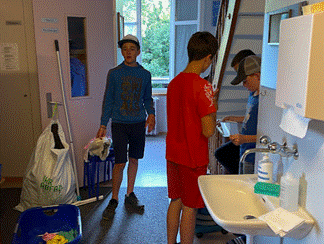 Ein Bild, das Person, drinnen, Boden, Raum enth&auml;lt.

Automatisch generierte Beschreibung