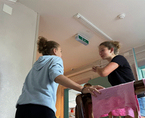 Ein Bild, das Person, Wand, drinnen enth&auml;lt.

Automatisch generierte Beschreibung