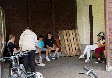 Ein Bild, das Person enth&auml;lt.

Automatisch generierte Beschreibung