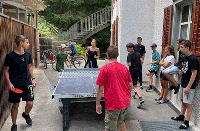 Ein Bild, das Person, Geb&auml;ude, Stra&szlig;e, drau&szlig;en enth&auml;lt.

Automatisch generierte Beschreibung