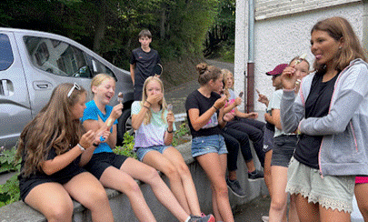 Ein Bild, das Person, drau&szlig;en, M&auml;dchen, Gruppe enth&auml;lt.

Automatisch generierte Beschreibung