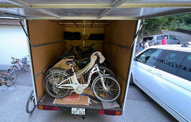 Ein Bild, das drau&szlig;en, Transport, geparkt, Auto enth&auml;lt.

Automatisch generierte Beschreibung