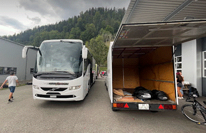 Ein Bild, das Himmel, drau&szlig;en, Stra&szlig;e enth&auml;lt.

Automatisch generierte Beschreibung