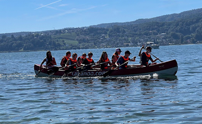 Ein Bild, das Wasser, Berg, drau&szlig;en, Boot enth&auml;lt.

Automatisch generierte Beschreibung