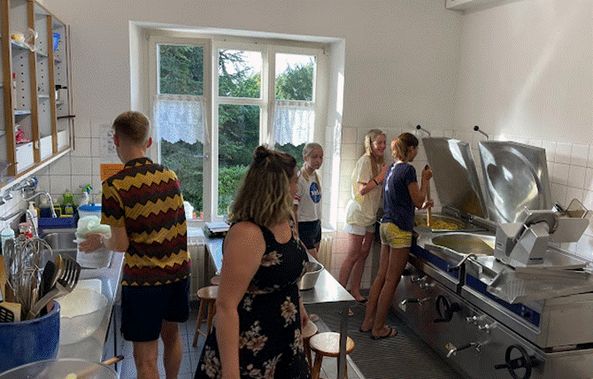 Ein Bild, das drinnen, Person, K&uuml;che, Boden enth&auml;lt.

Automatisch generierte Beschreibung