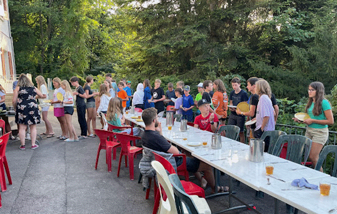 Ein Bild, das Baum, Person, Personen, Gruppe enth&auml;lt.

Automatisch generierte Beschreibung