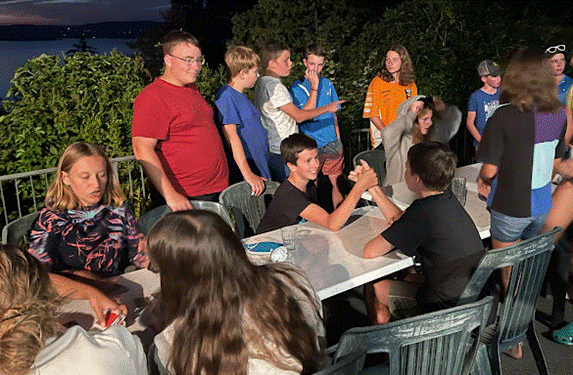 Ein Bild, das Person, Personen, Gruppe, Menge enth&auml;lt.

Automatisch generierte Beschreibung