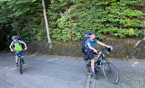 Ein Bild, das drau&szlig;en, Baum, Fahrrad, fahrend enth&auml;lt.

Automatisch generierte Beschreibung