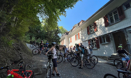 Ein Bild, das drau&szlig;en, Baum, Geb&auml;ude, Fahrrad enth&auml;lt.

Automatisch generierte Beschreibung